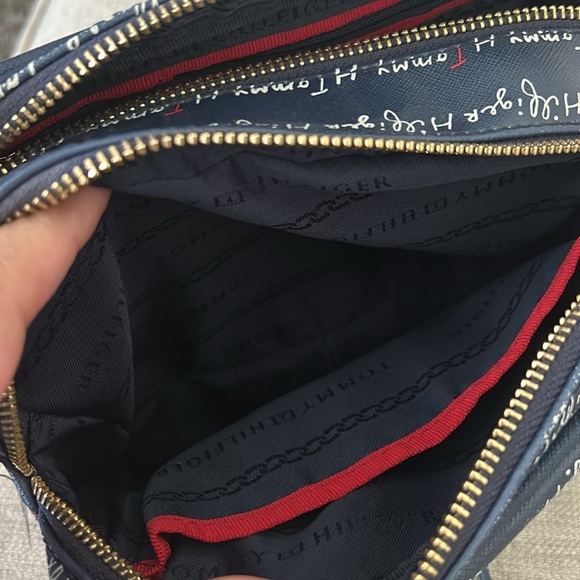 Tommy Hilfiger crossbody purse - Picture 6 of 12